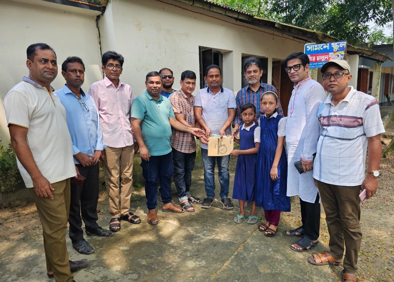 আখাউড়ায় বন্যায় ক্ষতিগ্রস্থ শিক্ষার্থীরা পেলো শুভসংঘের খাতা-কলম