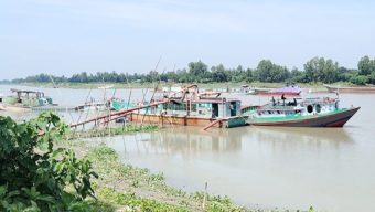 মানিকগঞ্জে অপরিকল্পিতভাবে ড্রেজার দিয়ে বালু উত্তোলন