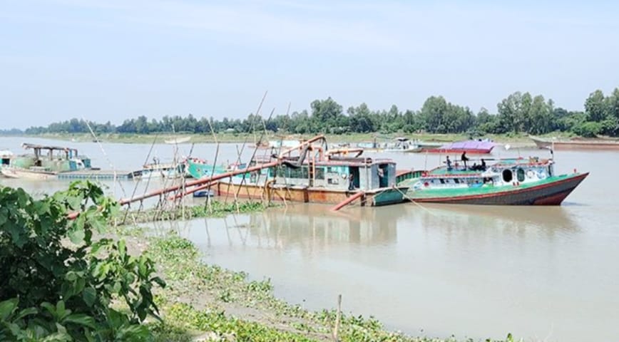মানিকগঞ্জে অপরিকল্পিতভাবে ড্রেজার দিয়ে বালু উত্তোলন