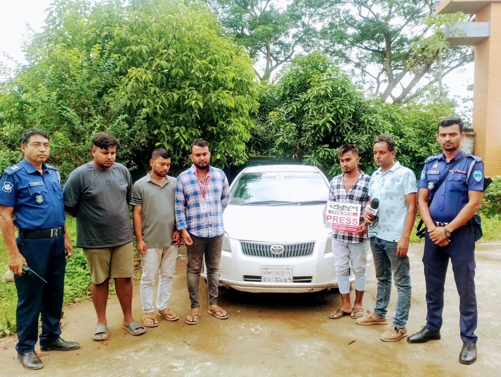 মাদকসেবন করতে সাংবাদিক ‘সাজলেন’ প্লাস্টিক ব্যবসায়ীরা