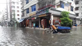 মুষলধারে বৃষ্টিতে বরিশালে জলবদ্ধতা, ভোগান্তিতে নগরবাসী