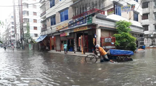মুষলধারে বৃষ্টিতে বরিশালে জলবদ্ধতা, ভোগান্তিতে নগরবাসী