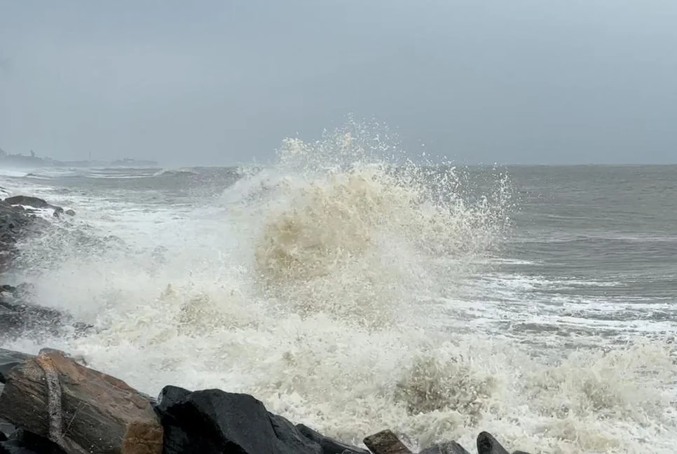 উপকূল থেকে ১০ লাখ ৬০ হাজার মানুষকে সরিয়ে নিচ্ছে ওড়িশা