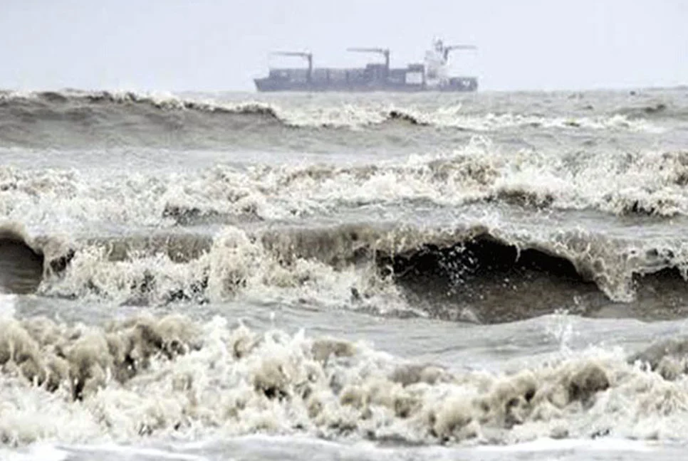 সমুদ্রবন্দর থেকে নামল সতর্কতা সংকেত