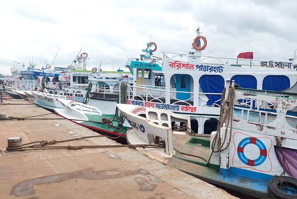 বরিশালে অভ্যন্তরীণ রুটে লঞ্চ চলাচল বন্ধ