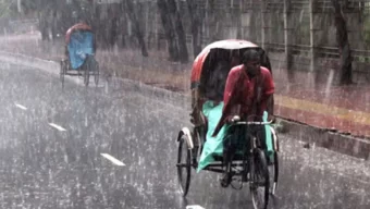 ঘূর্ণিঝড় দানার প্রভাবে রাজধানীতে বৃষ্টি