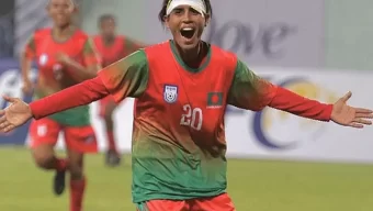 মাথায় ব্যান্ডেজ নিয়ে গোল করা শামসুন্নাহার শঙ্কামুক্ত