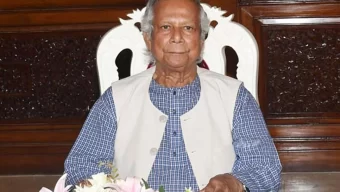 ঢাকেশ্বরী মন্দির পরিদর্শনে প্রধান উপদেষ্টা