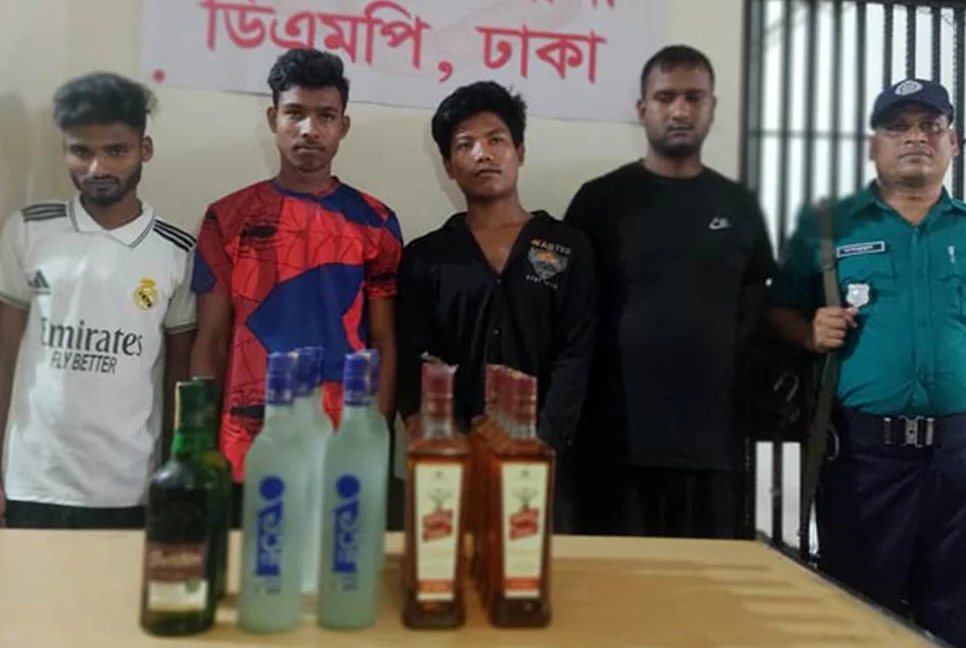 খিলক্ষেত থেকে বিদেশি মদসহ ৪ মাদককারবারি গ্রেফতার