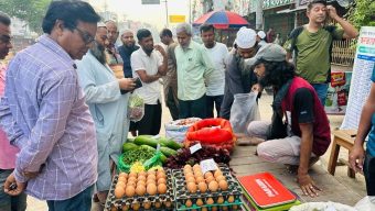 সিন্ডিকেট ভাঙতে নাটোরে শিক্ষার্থীদের জনতার বাজার