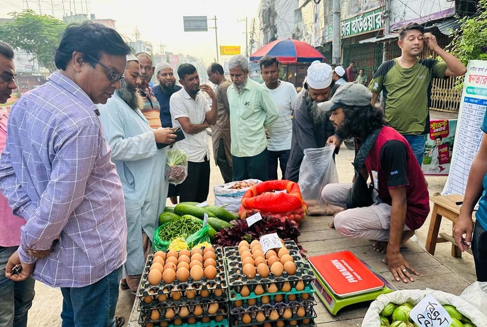 সিন্ডিকেট ভাঙতে নাটোরে শিক্ষার্থীদের জনতার বাজার