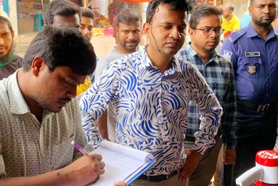 বেশি দামে পণ্য বিক্রি, ১০ ব্যবসায়ীকে জরিমানা