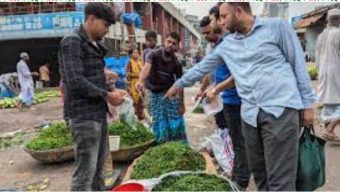 কাঁচা মরিচ পাইকারিতে কমলেও খুচরায় কেজি ৫০০ টাকা