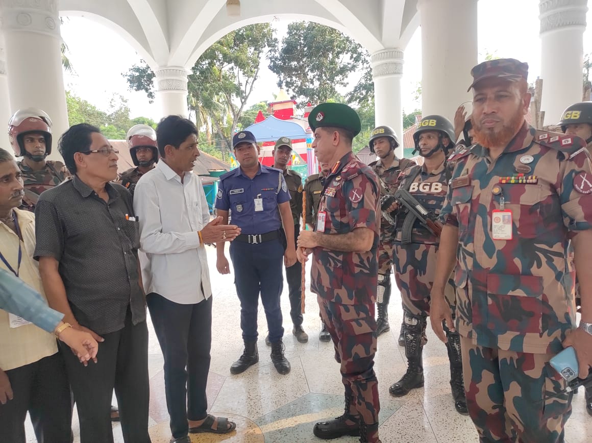 আখাউড়ায় মন্ডপ পরিদর্শনে এসে সন্তোষ প্রকাশ বিজিবি সেক্টর কমান্ডারের