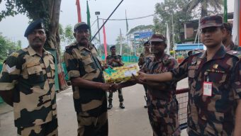 দুর্গাপুজা উপলক্ষে বিএসএফকে মিষ্টি দিলো বিজিবি