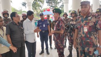 আখাউড়ায় মন্ডপ পরিদর্শনে এসে সন্তোষ প্রকাশ বিজিবি সেক্টর কমান্ডারের