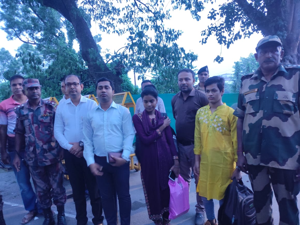 কারাভোগ শেষে আখাউড়া সীমান্ত দিয়ে দেশে ফিরলেন তরুণ-তরুণী