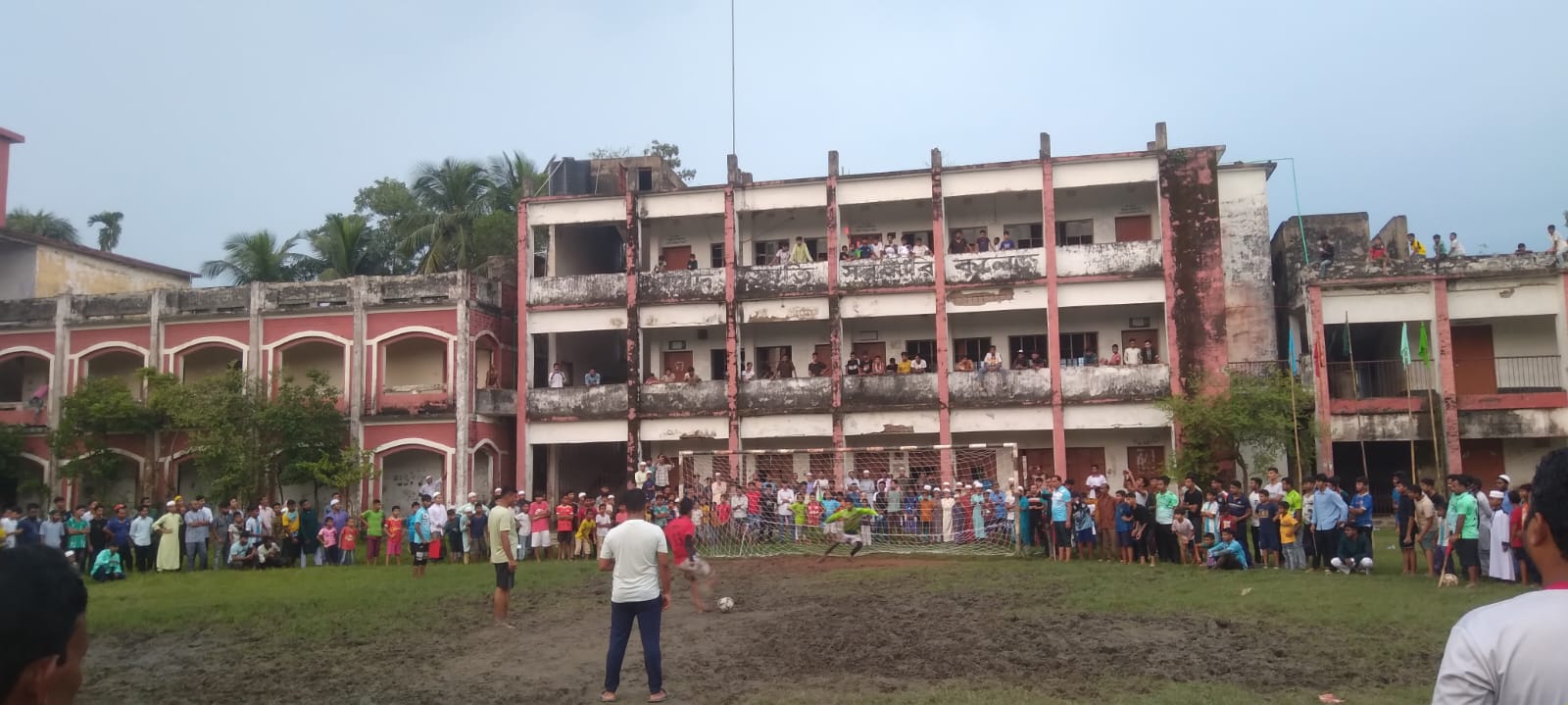 মাঠে ফুটবল, সমাজে পৌঁছল যে বার্তা