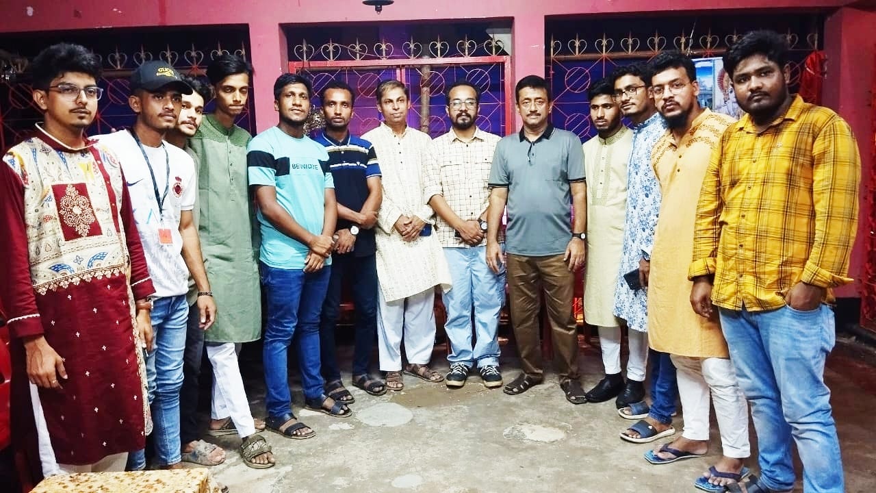 কুমিল্লায় বিভিন্ন পূজা মণ্ডপ পরিদর্শন করেন বৈষম্যবিরোধী ছাত্র আন্দোলনের শিক্ষার্থীরা