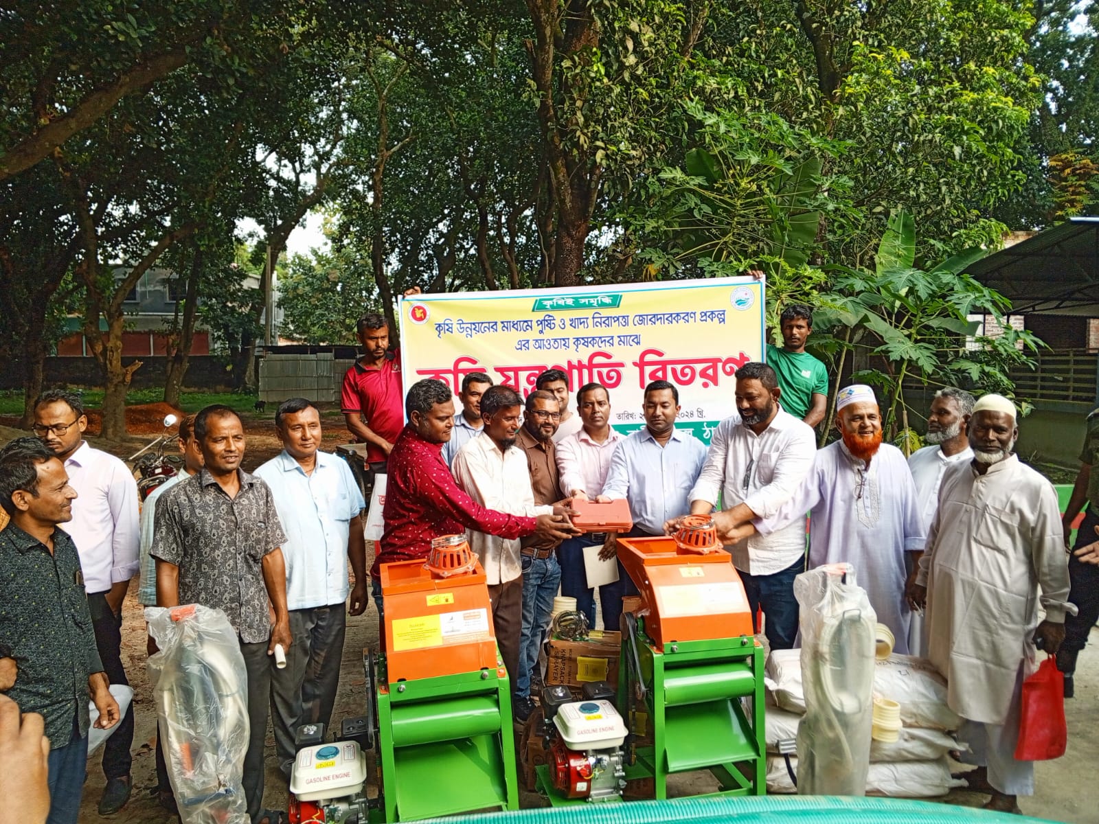 রাণীশংকৈলে কৃষকদের মাঝে বিনামূল্যে কৃষি যন্ত্রপাতি বিতরণ