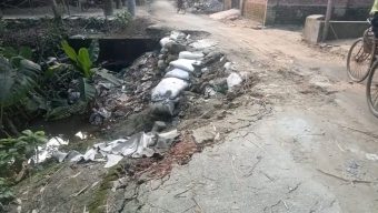 গাইবান্ধার গোবিন্দগঞ্জের তালুককানুপুর ইউনিয়নের নুন্দহপাড়ায় গ্রামীন পাকা রাস্তা ভেঙ্গে চলাচলে দুর্ভোগ