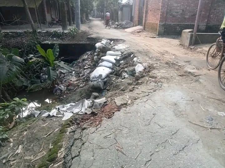 গাইবান্ধার গোবিন্দগঞ্জের তালুককানুপুর ইউনিয়নের নুন্দহপাড়ায় গ্রামীন পাকা রাস্তা ভেঙ্গে চলাচলে দুর্ভোগ