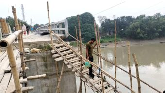 মানিকগঞ্জের ঘিওরে ধলেশ্বরী নদীর ওপর নির্মিত সেতুতে উঠতে ব্যবহার করা হচ্ছে মই
