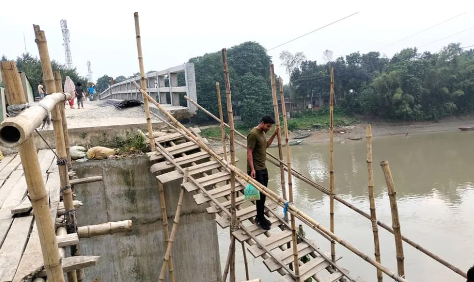 মানিকগঞ্জের ঘিওরে ধলেশ্বরী নদীর ওপর নির্মিত সেতুতে উঠতে ব্যবহার করা হচ্ছে মই