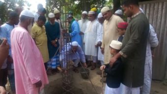 মরহুম আলী আকবর খাঁন স্মৃতি ফাউন্ডেশনের অর্থায়নে নির্মিত মসজিদের ভিত্তিপ্রস্তর স্থাপনের কাজ উদ্বোধন