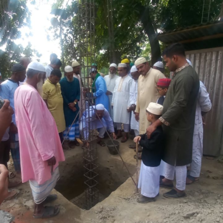 মরহুম আলী আকবর খাঁন স্মৃতি ফাউন্ডেশনের অর্থায়নে নির্মিত মসজিদের ভিত্তিপ্রস্তর স্থাপনের কাজ উদ্বোধন