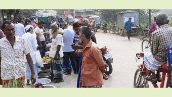 মানিকগঞ্জে রাস্তার ওপর বাজার, জনদুর্ভোগ চরমে