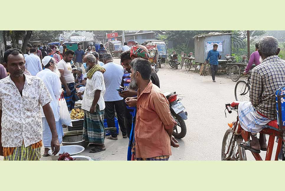 মানিকগঞ্জে রাস্তার ওপর বাজার, জনদুর্ভোগ চরমে