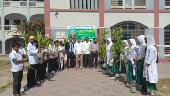 রাজাপুরে শিক্ষার্থীদের মাঝে বিভিন্ন প্রজাতির ফলজ ও বনজ ২৩শ গাছের চারা বিতরন
