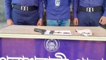 গাইবান্ধায় পিস্তল-গুলি ও ম্যাগাজিন সহ যুবক গ্রেফতার।