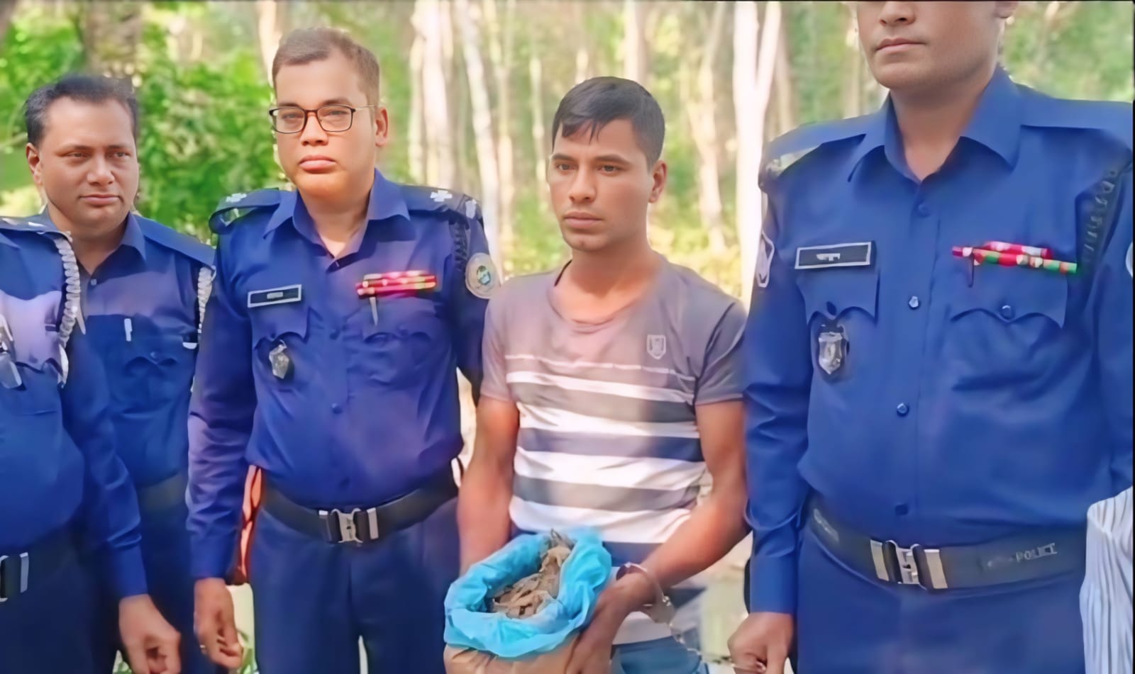 ১ কেজি গাঁজাসহ এক যুবক আটক