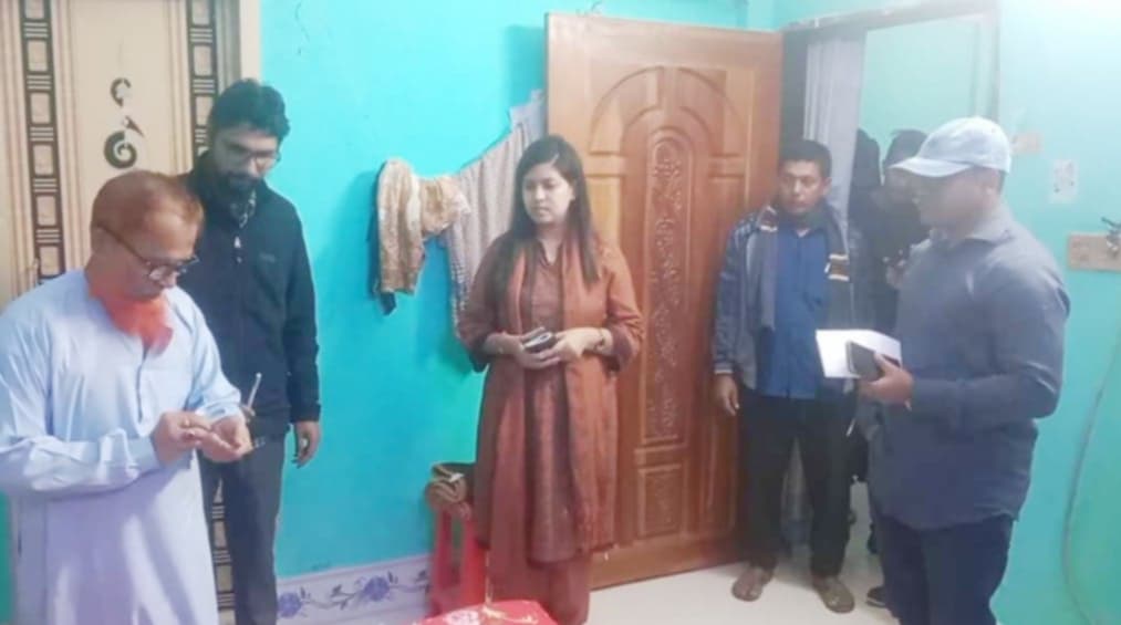 ঝালকাঠিতে সম্পত্তি লিখে নিতে মুক্তিযোদ্ধা বাবাকে ৮ দিন তালাবদ্ধ করে রাখলেন মেয়েরা,
