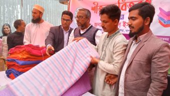 কাঠালিয়া গরিবের বন্ধু সমাজকল্যাণ সংস্থার উদ্যোগে গরিবদের মাঝে শীতবস্ত বিতরণ