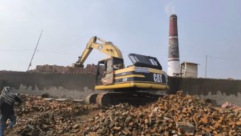 পাঁচ ইটভাটার কাঁচা ইট ধ্বংস করার পাশাপাশি গুড়িয়ে দেয়া হল কিলন ও চিমনি