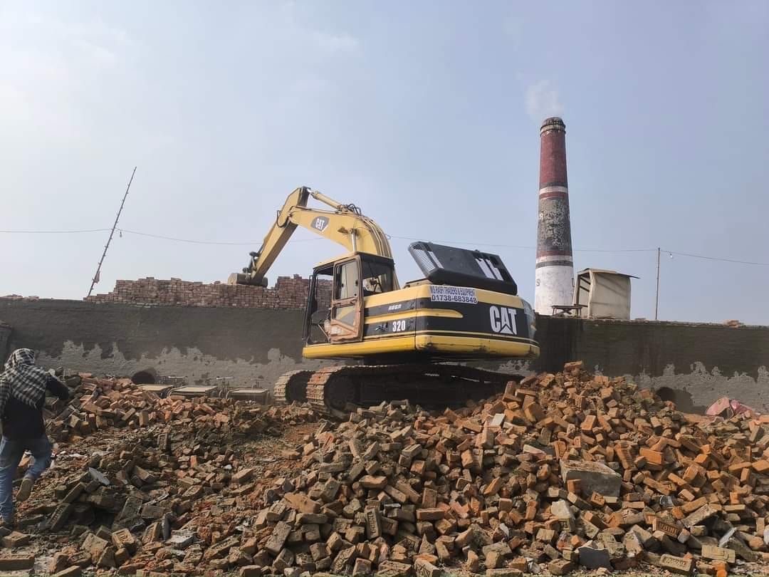 পাঁচ ইটভাটার কাঁচা ইট ধ্বংস করার পাশাপাশি গুড়িয়ে দেয়া হল কিলন ও চিমনি