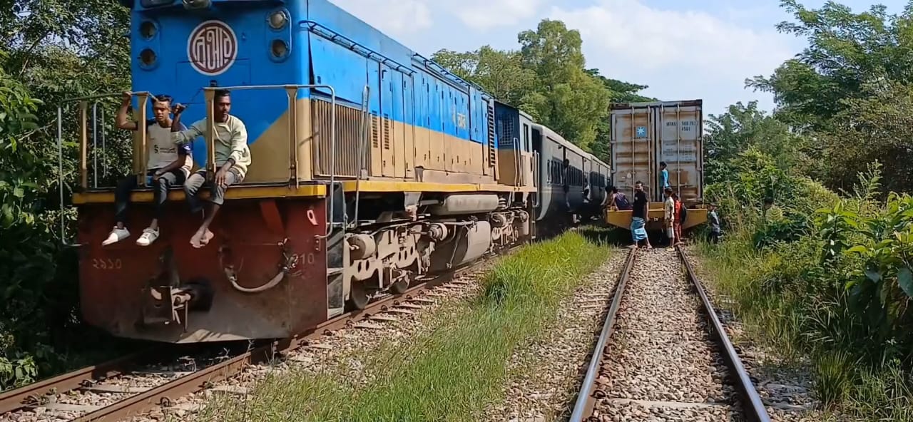 ব্রাহ্মণবাড়িয়ায় লাইনচ্যুত ট্রেন উদ্ধার, চলাচল স্বাভাবিক