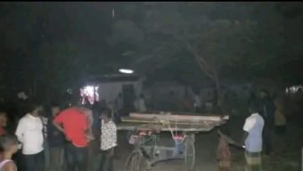 গাইবান্ধার কুপতলায় সরকারি স্কুলের দরজা-জানালাসহ প্রধান শিক্ষক আটক।