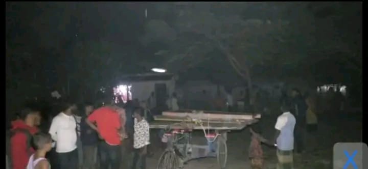গাইবান্ধার কুপতলায় সরকারি স্কুলের দরজা-জানালাসহ প্রধান শিক্ষক আটক।