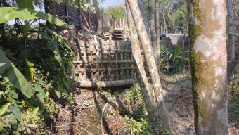 রাজাপুরে প্রশাসনকে বৃদ্ধাঙ্গুলী দেখিয়ে ব্রীজের মুখ আটকিয়ে ভবন নির্মান, ২ শতাধিক কৃষকরা শঙ্কিত
