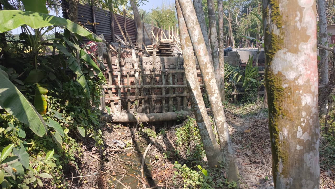 রাজাপুরে প্রশাসনকে বৃদ্ধাঙ্গুলী দেখিয়ে ব্রীজের মুখ আটকিয়ে ভবন নির্মান, ২ শতাধিক কৃষকরা শঙ্কিত