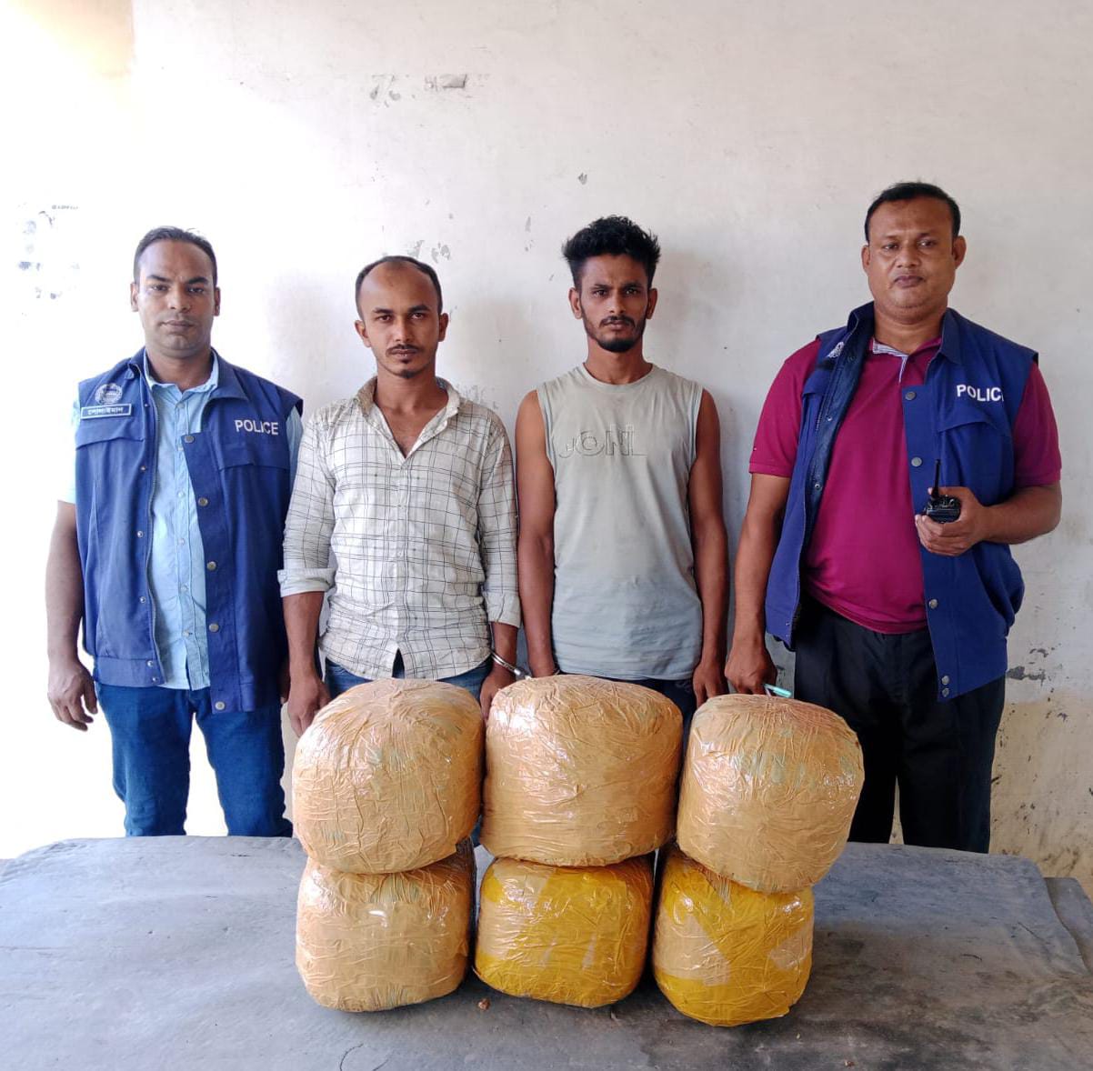 এক ঘন্টার মধ্যে একই স্থানে তিনটি অভিযান, ইয়াবা ও গাঁজাসহ গ্রেপ্তার ৪