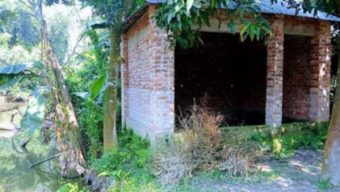 গাইবান্ধা পলাশবাড়ীতে বসতবাড়ীর চলাচলের রাস্তা বন্ধ করায় দীর্ঘদিন হলো ভোগান্তিতে পড়েছে বেশ কিছু পরিবার।