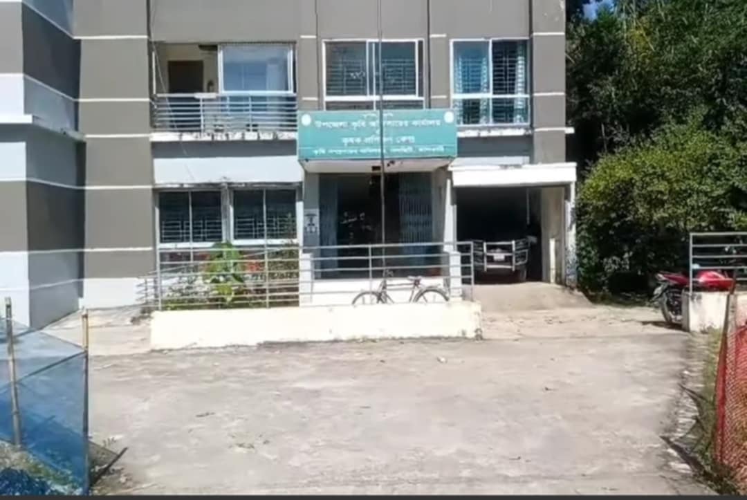 টাকা ছাড়া  প্রণোদনা না দেয়া অভিযোগ কৃষি কর্মকর্তার বিরুদ্ধে