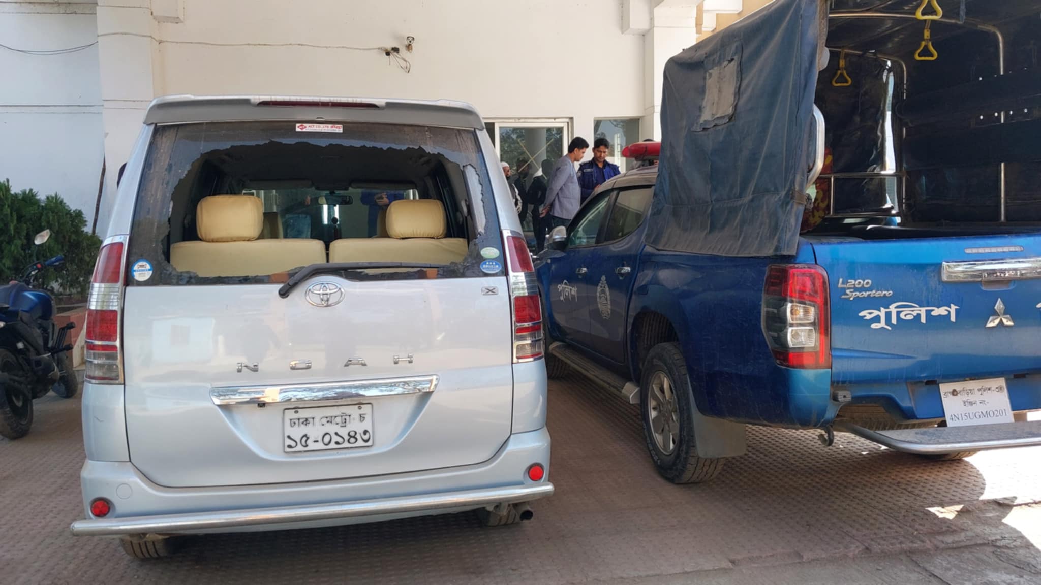 এবার তাহেরির ভক্তদের হামলার শিকার পুলিশের গাড়ি, আটক ৬