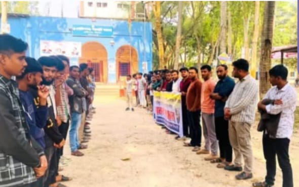 গাইবান্ধা জেলার গোবিন্দগঞ্জ সরকারি কলেজের অধ্যক্ষ নাসির আহম্মেদ এর বিভিন্ন অনিয়ম ও দুর্নীতির বিরুদ্ধে মানববন্ধন অনুষ্ঠিত।