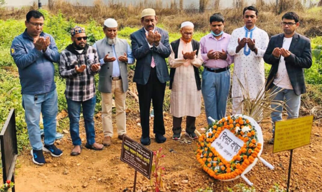 গাজীপুরের প্রবীণ সাংবাদিক নজরুল ইসলাম বাদামীর কবর জিয়ারত